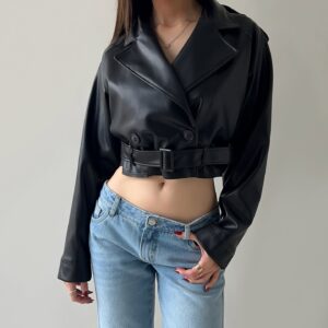 Chaqueta Cropped de Cuerina Negra con Cinturón