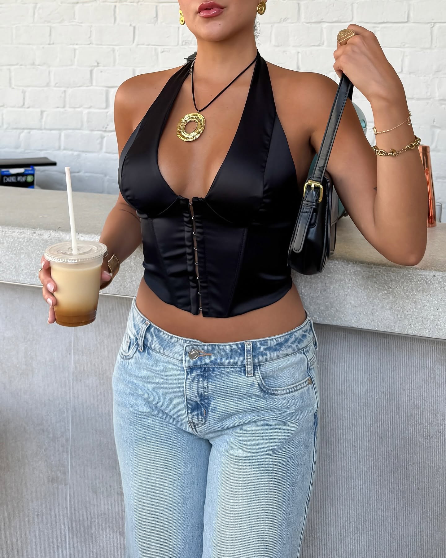 Top Corsé Satinado Negro Halter con Cierre Frontal