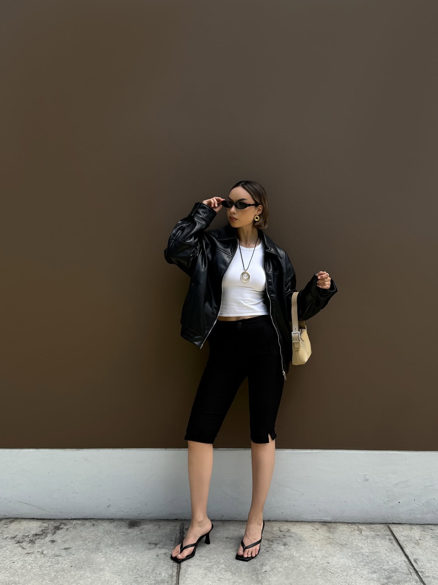 Conjunto Urbano Casual con Chaqueta de Cuero