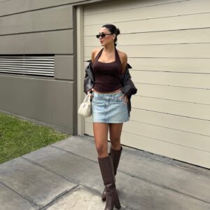 Top Halter Marrón con Minifalda de Jean